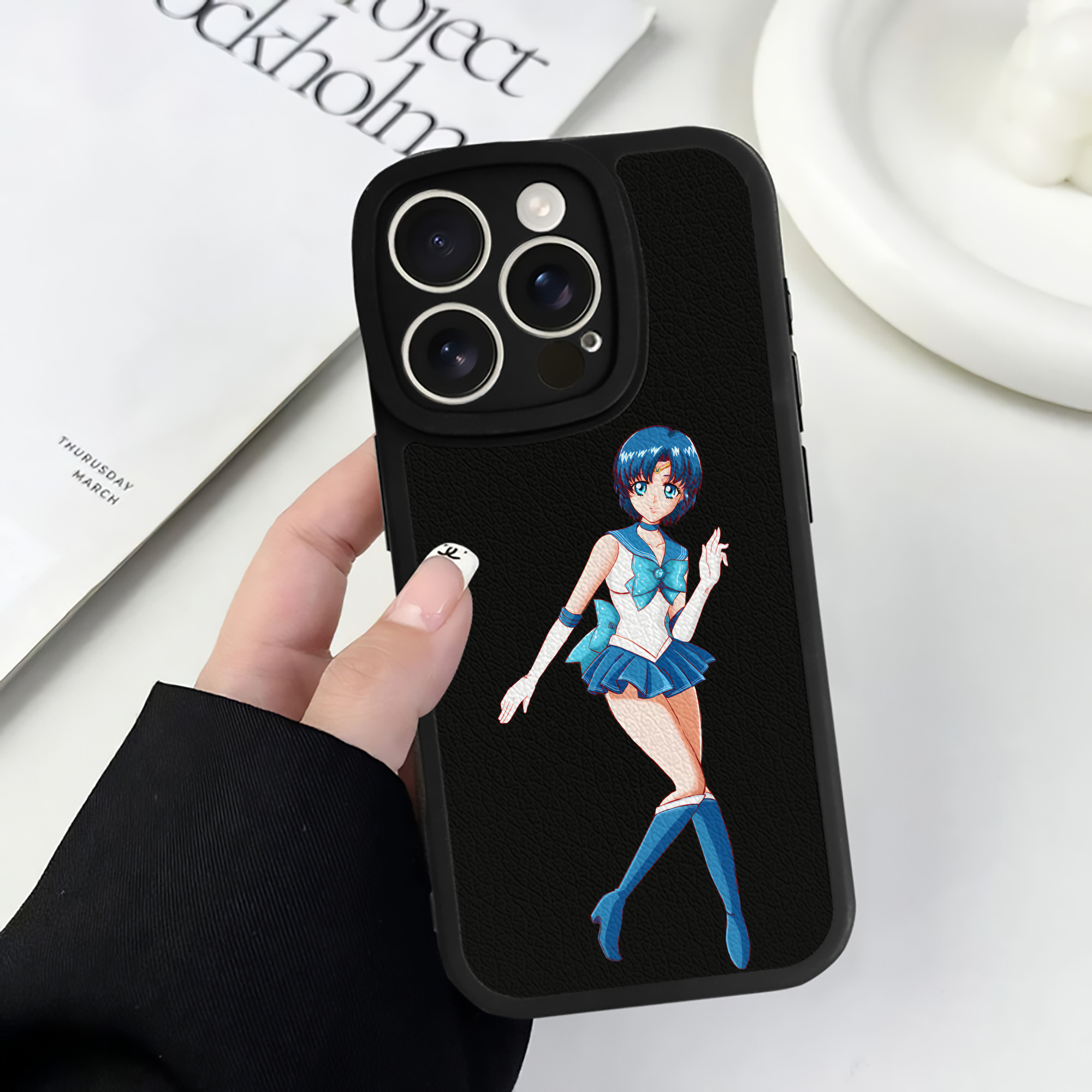 （画像用） 美少女戦士セーラームーン 水野 亜美 みずの あみ Sailor Moon Mizuno Ami 【iPhone 16シリーズ対応】シリコンスマホケース（レザー調） 材質：シリコン